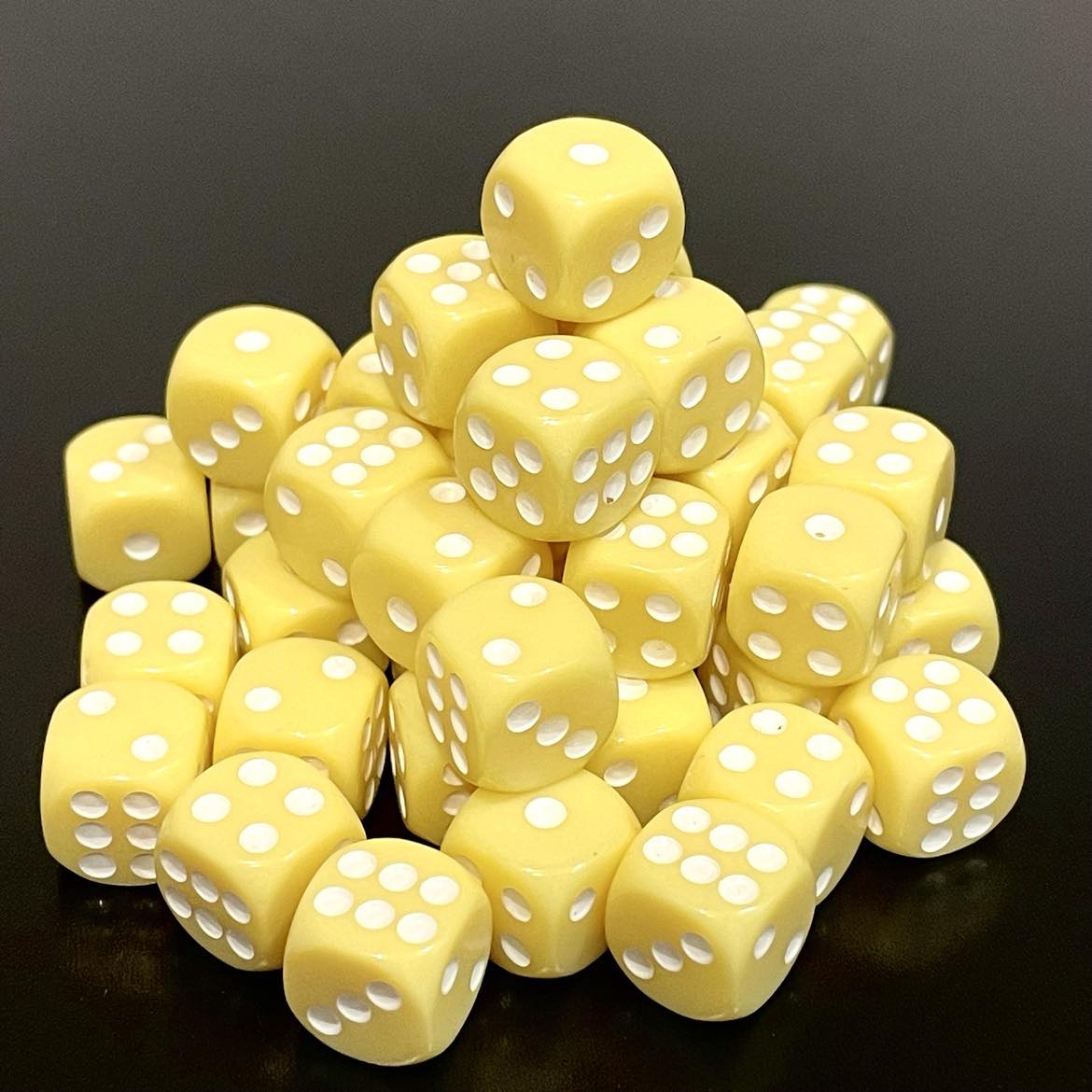 12mm Dice Ice Yellow (48)