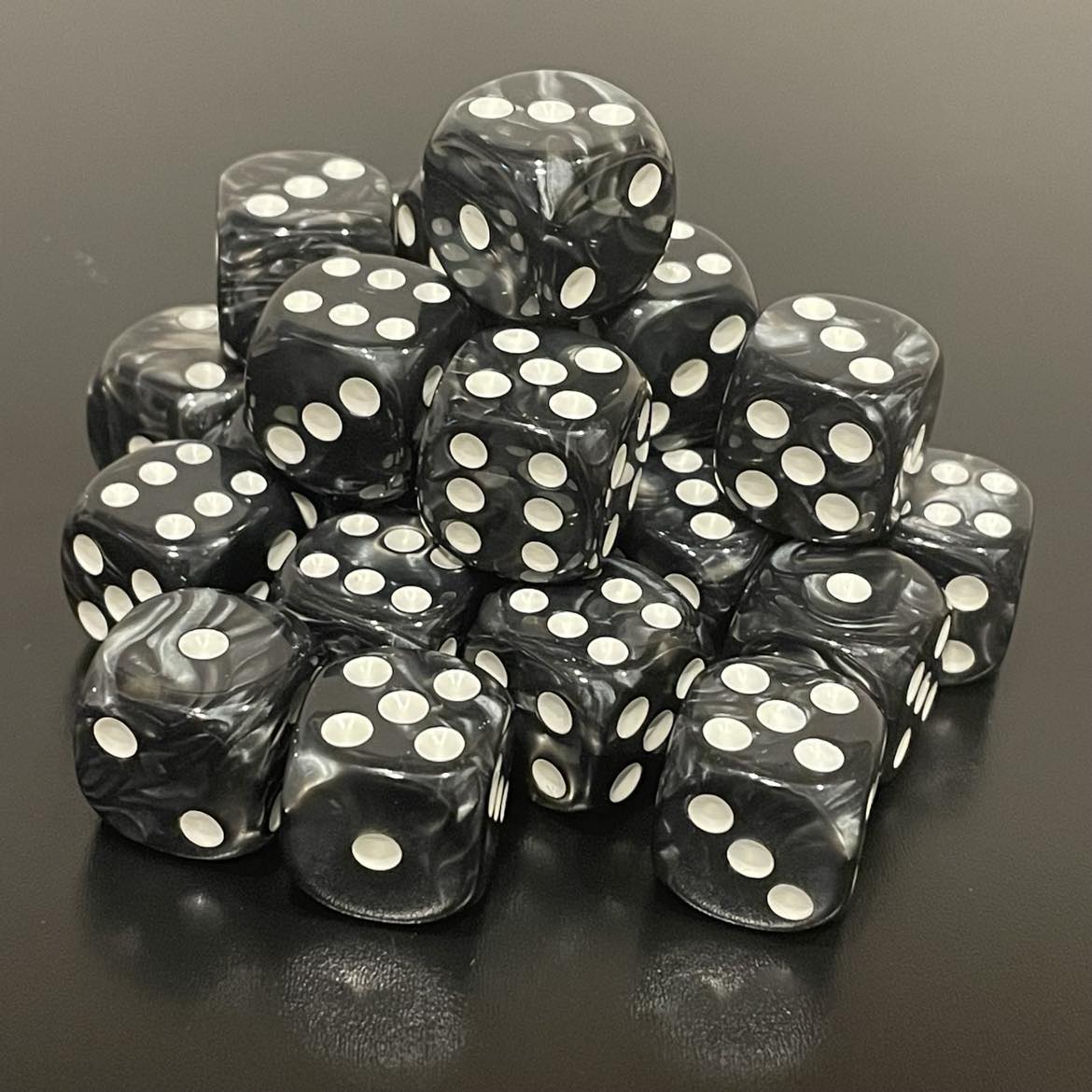 16mm Dice Pearl Black (24)