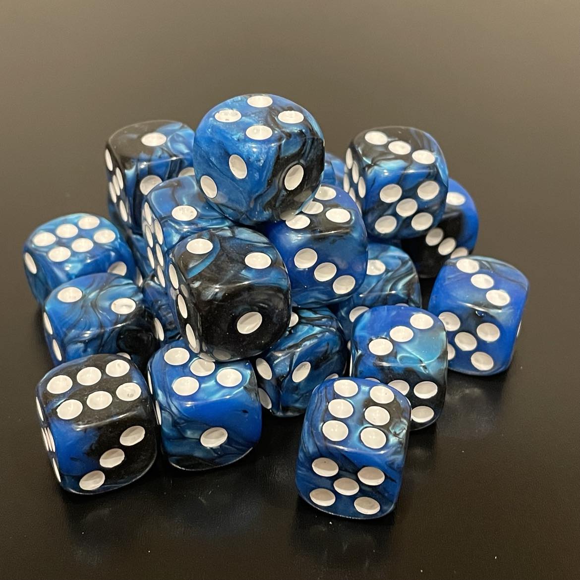 16mm Dice Pearl Black-Blue (White pips)