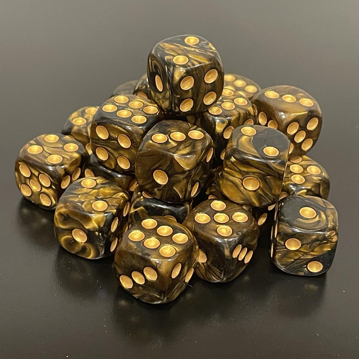 16mm Dice Pearl Black-Gold (Gold pips)