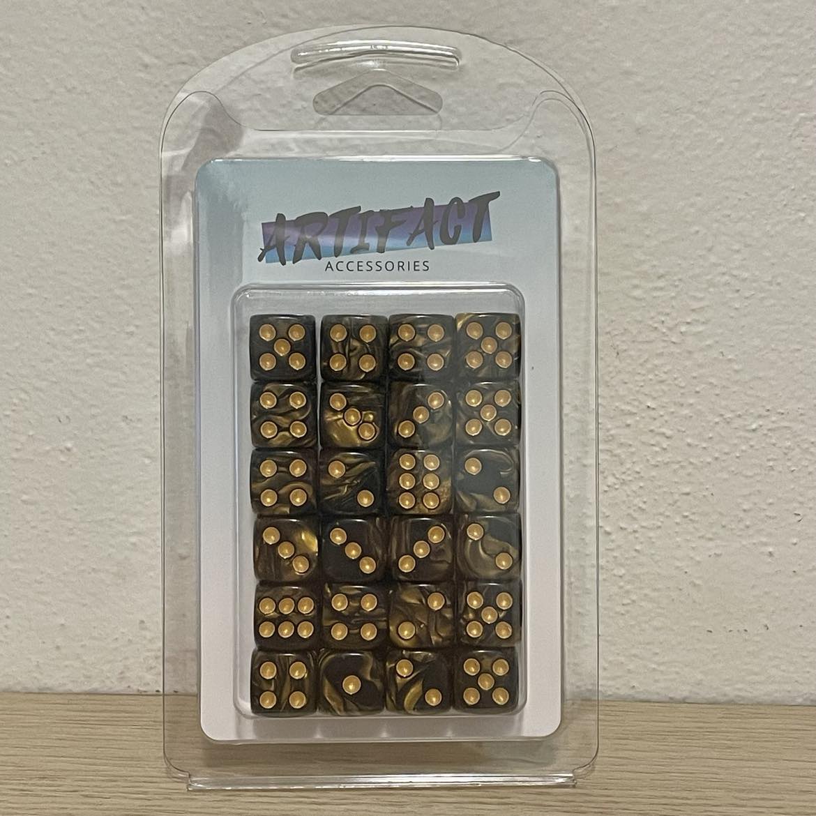 16mm Dice Pearl Black-Gold (Gold pips)