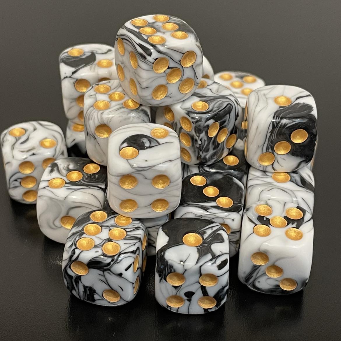 16mm Dice Pearl Black-White (Gold pips)
