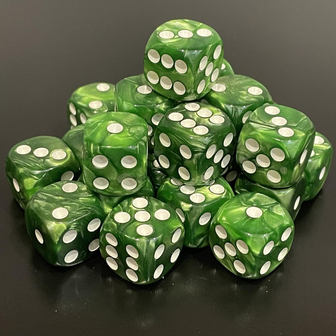 16mm Dice Pearl Dark Green (white) (24)