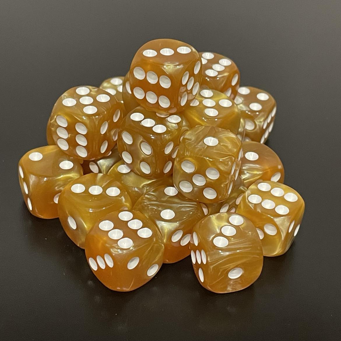 16mm Dice Pearl Golden (White pips)