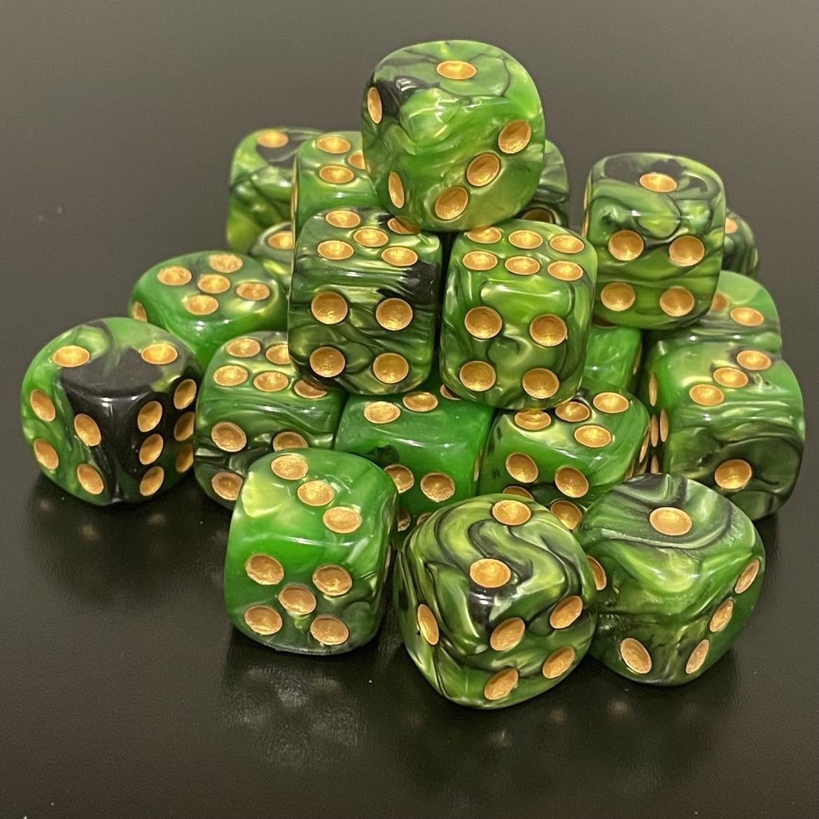 16mm Dice Pearl Green-Black (Gold pips)