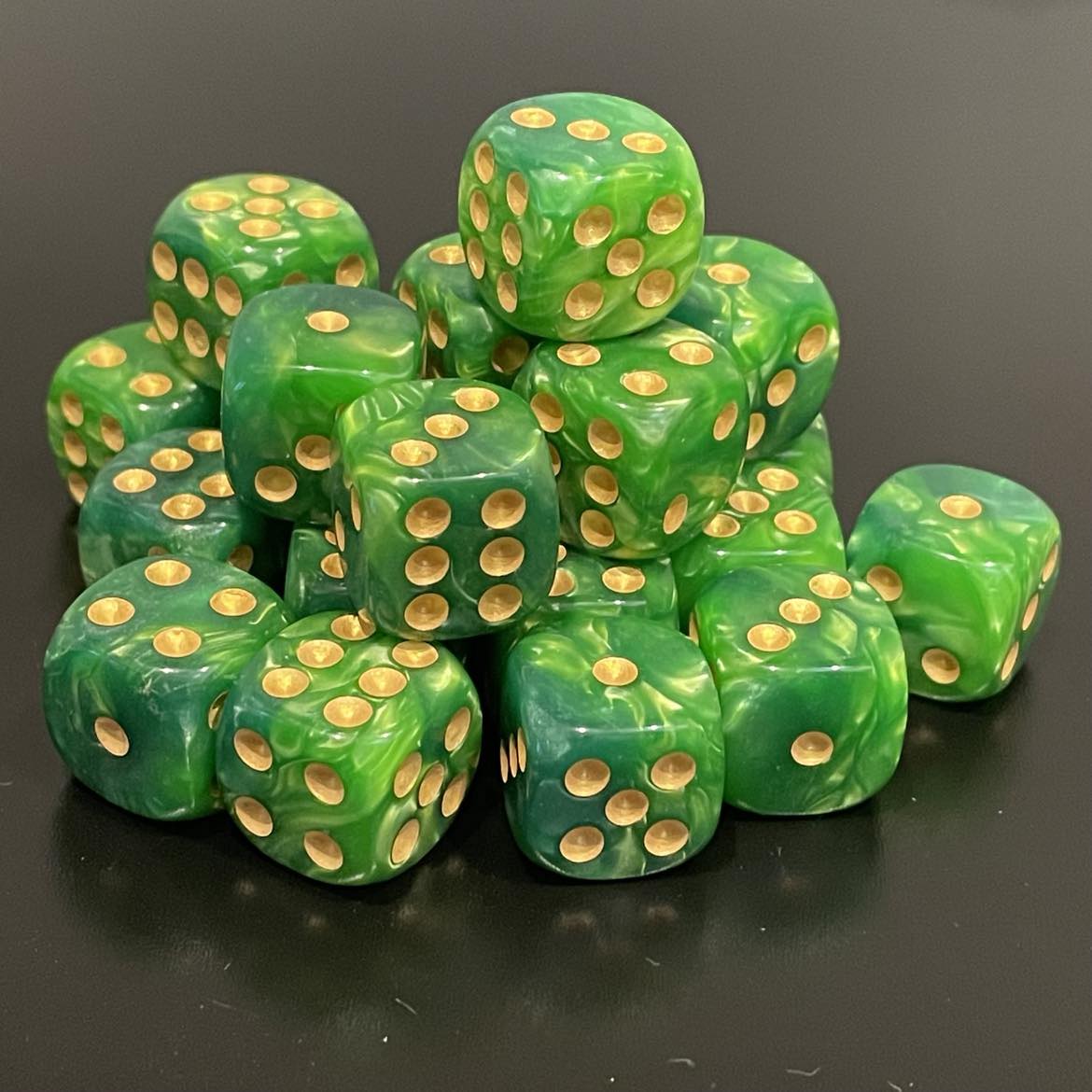 16mm Dice Pearl Green (Gold pips)