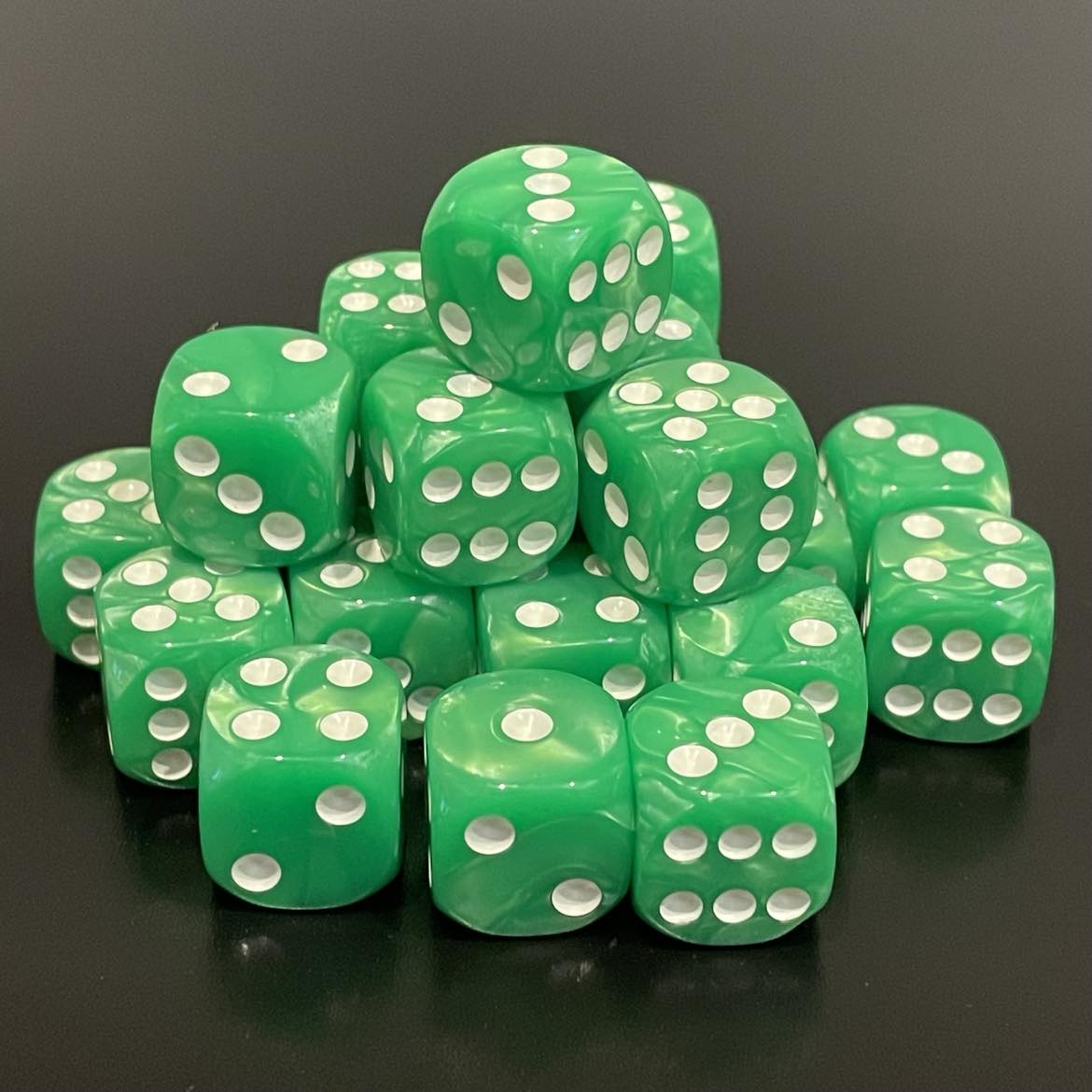 16mm Dice Pearl Mint Green (White pips)