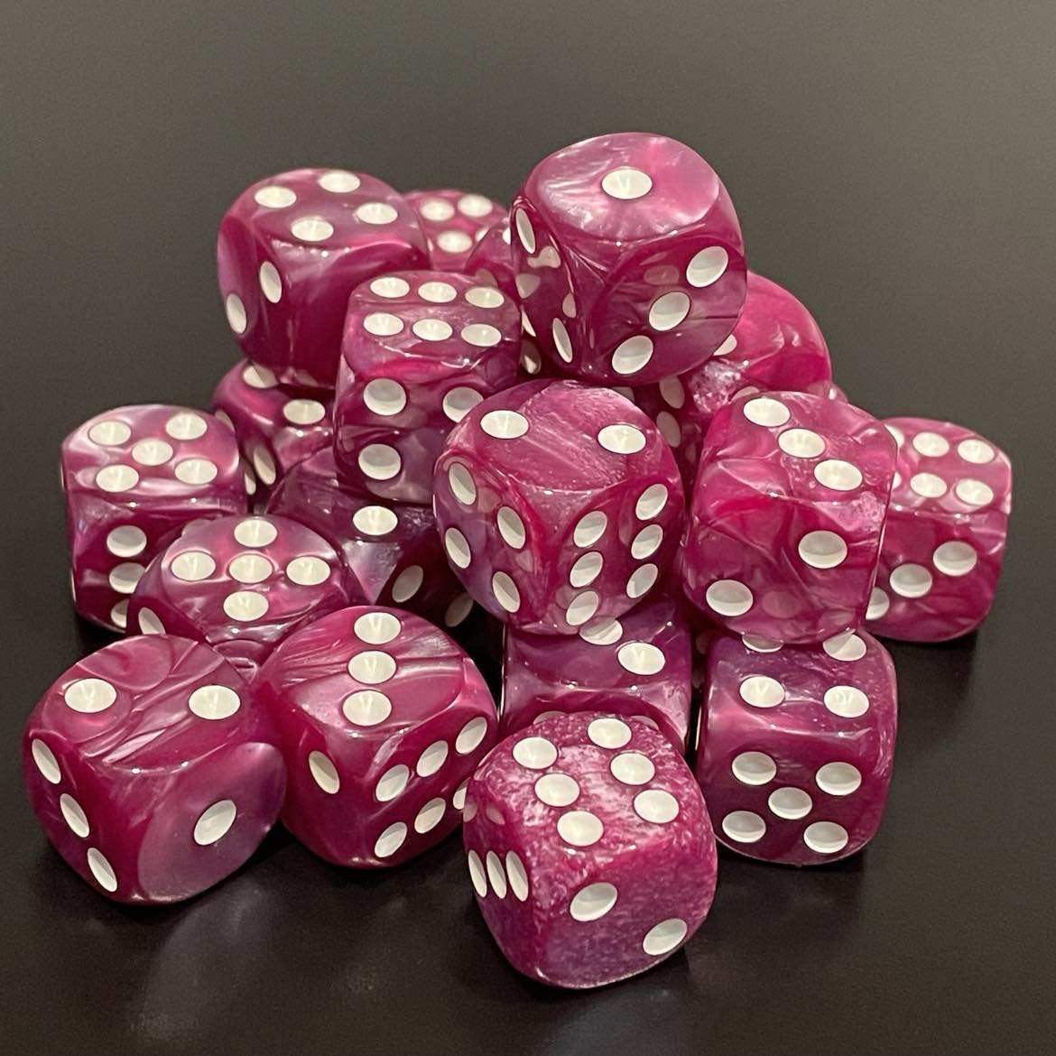 16mm Dice Pearl Dark Fuchsia (White pips)