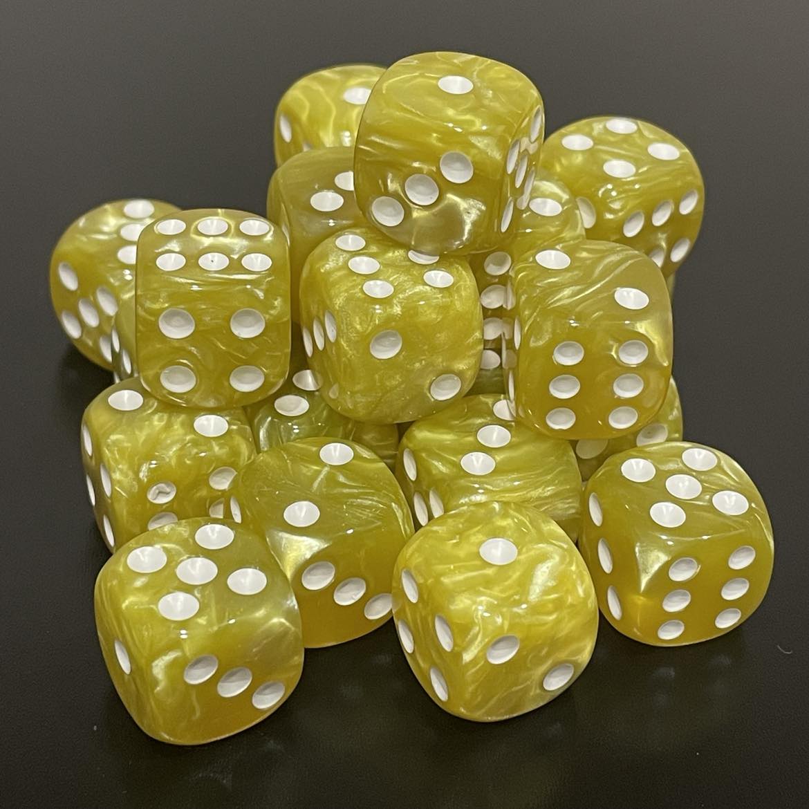 16mm Dice Pearl Yellow (White pips)