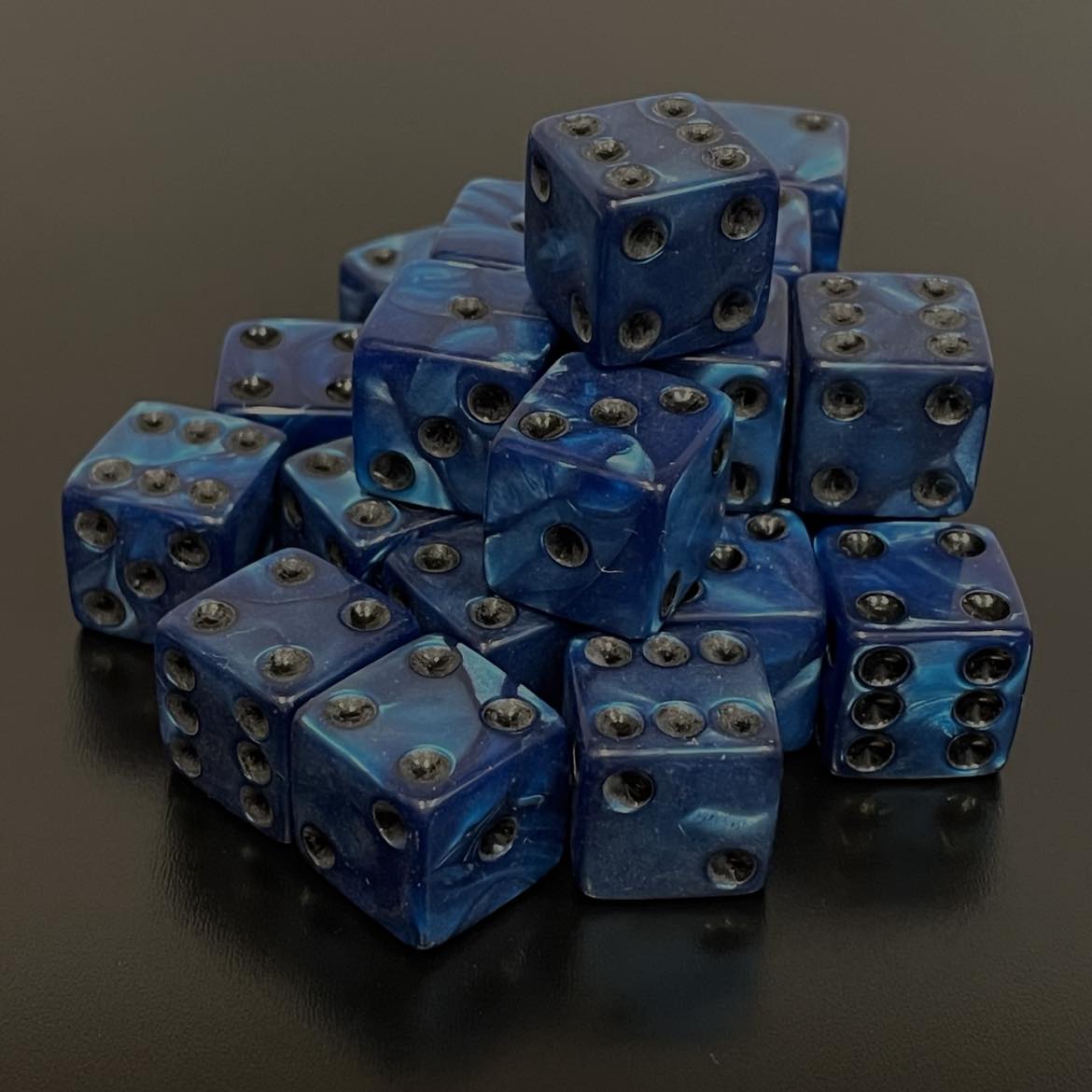 16mm Dice Square Pearl Dark Blue (24)