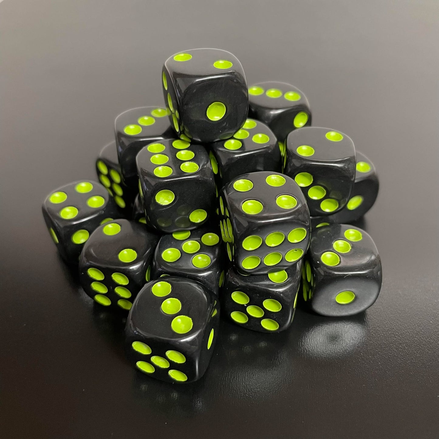 16mm Dice Black Series (Lime pips)