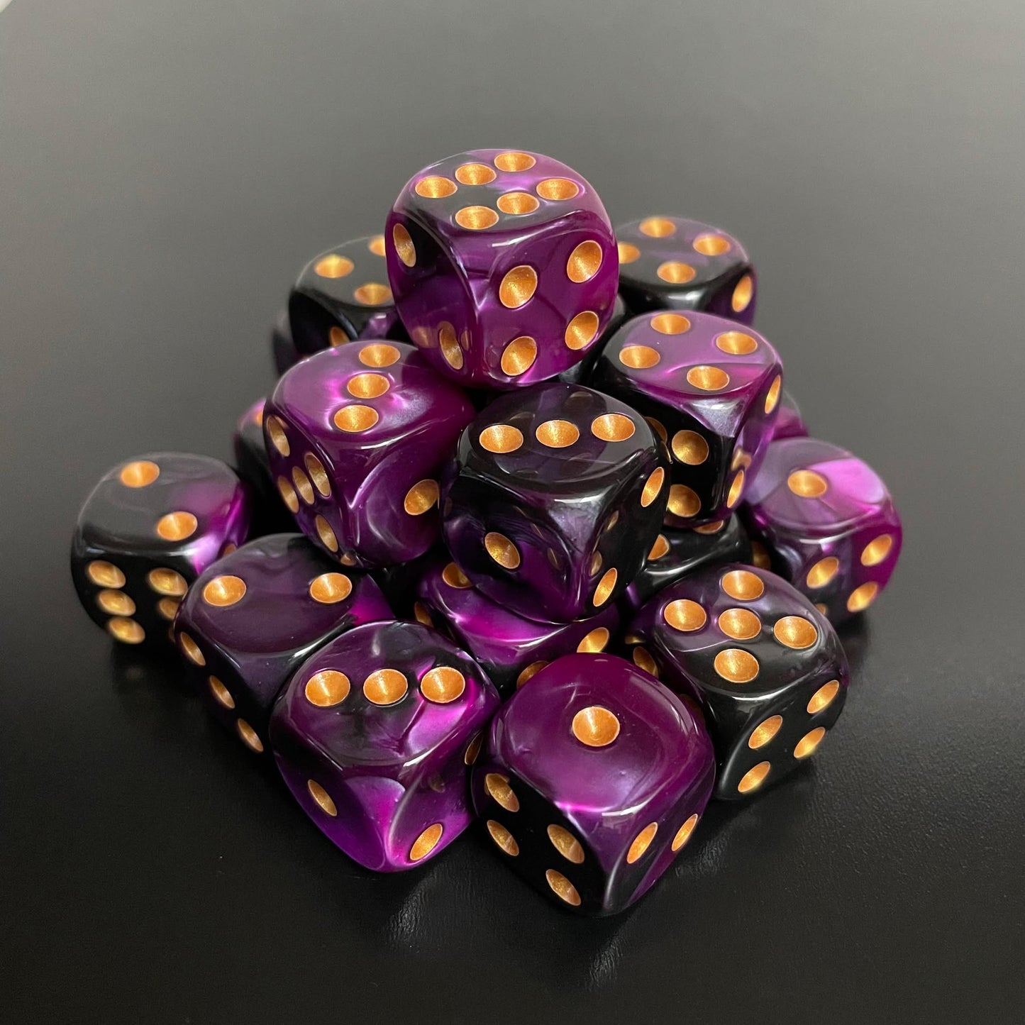 16mm Dice Glossy Pearl Purple-Black (Gold pips)