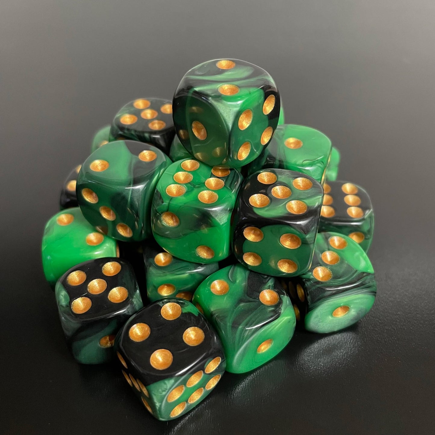 16mm Dice Glossy Pearl Green-Black (Gold pips)