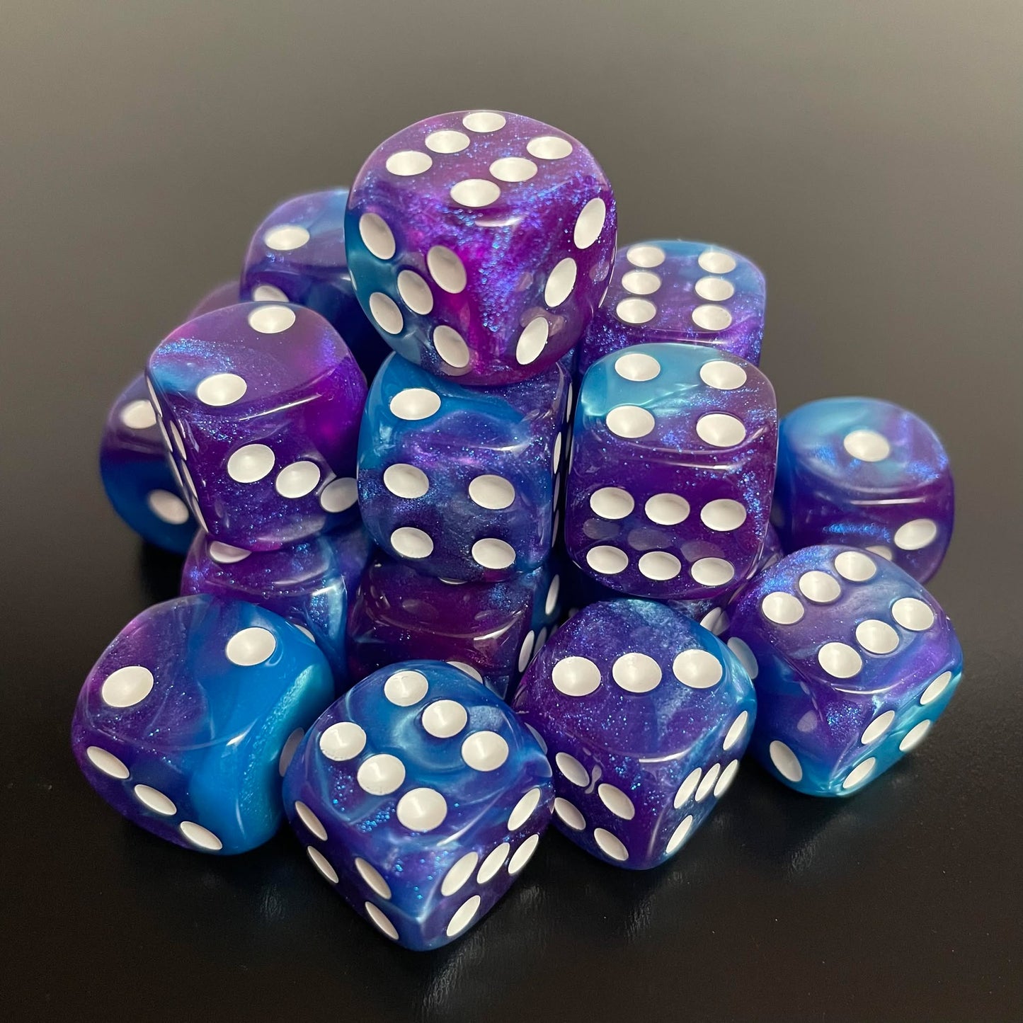 16mm Dice Glossy Pearl Blue-Purple Opal (White pips)