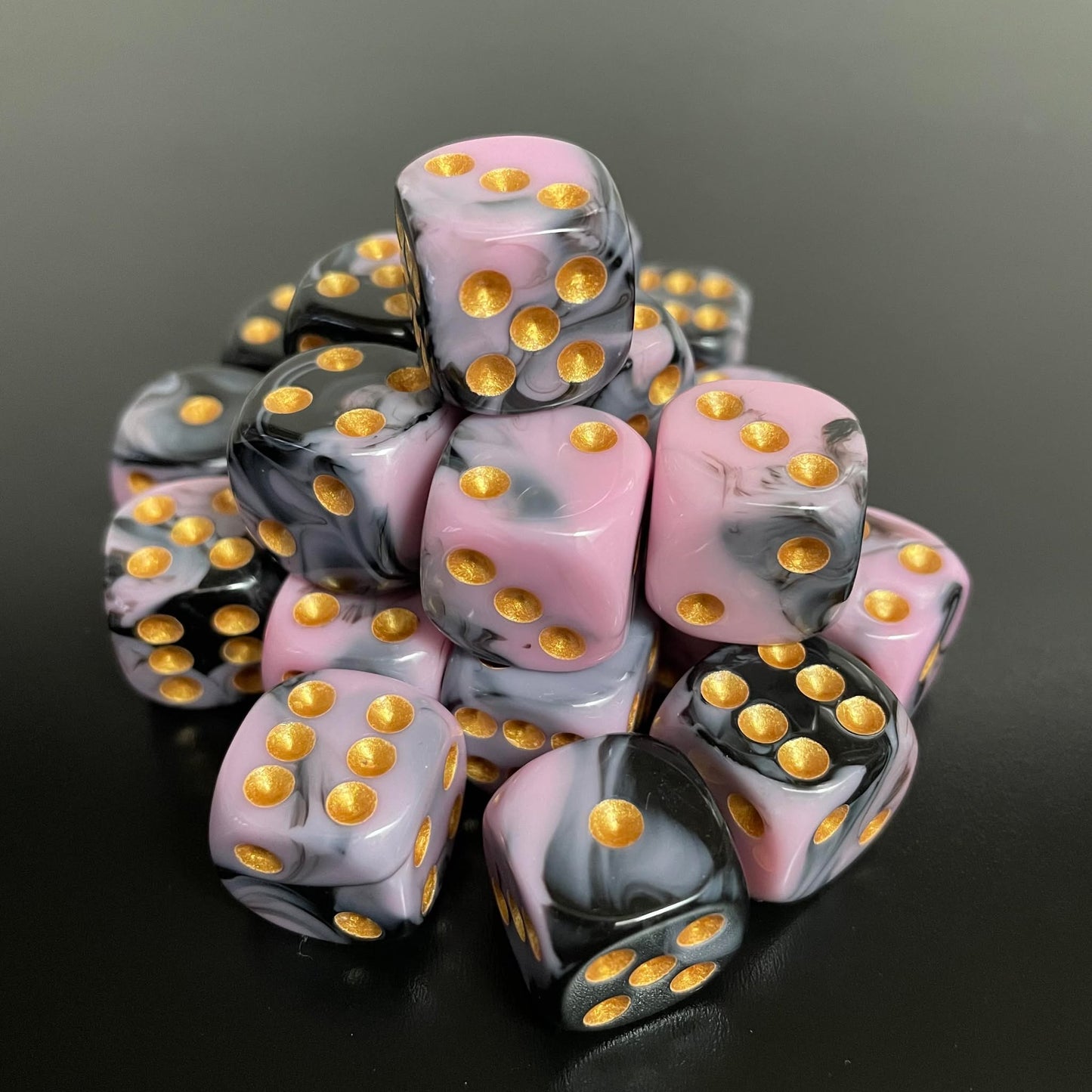 16mm Dice Glossy Pearl Pink-Black (Gold pips)