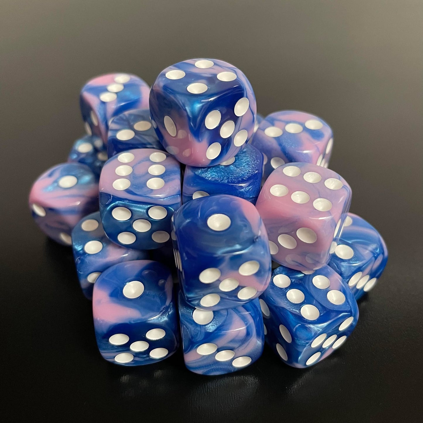 16mm Dice Glossy Pearl Pink-Blue (White pips)