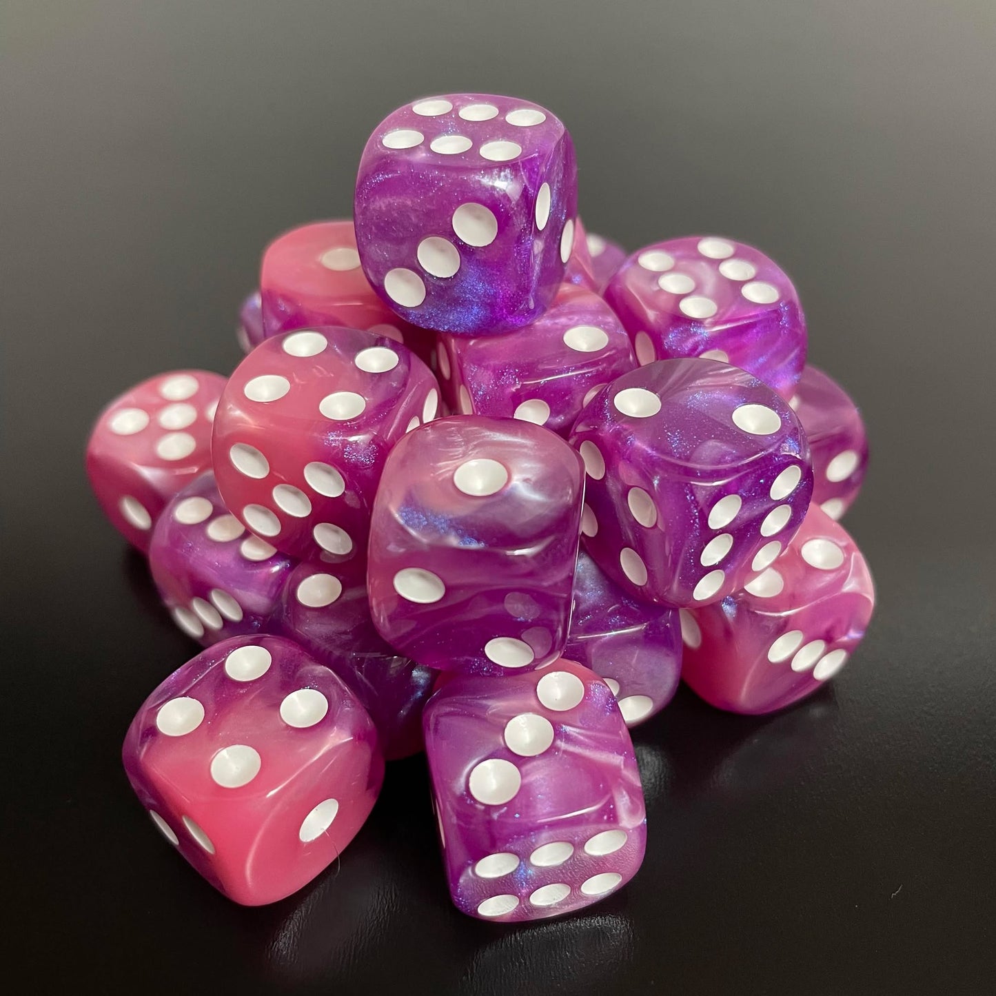 16mm Dice Glossy Pearl Pink-Purple Opal (White pips)