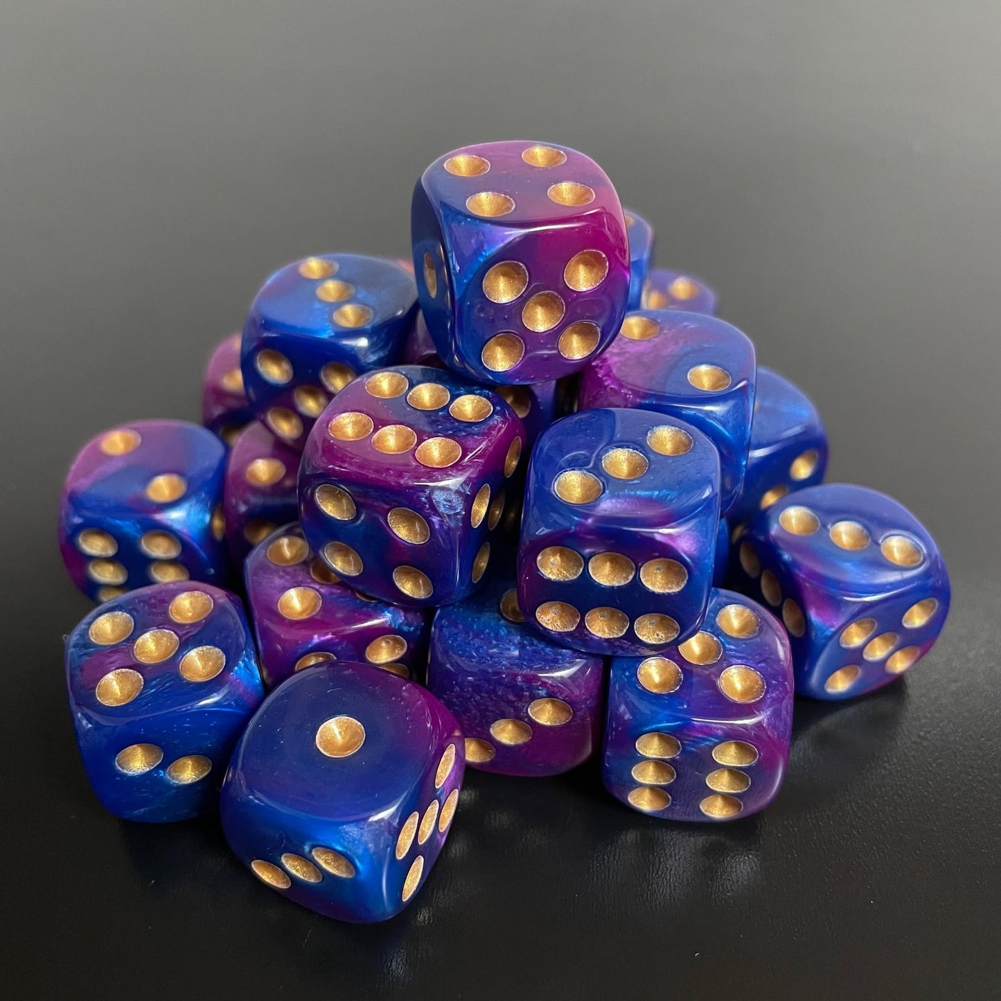 16mm Dice Glossy Pearl Purple-Blue (Gold pips)