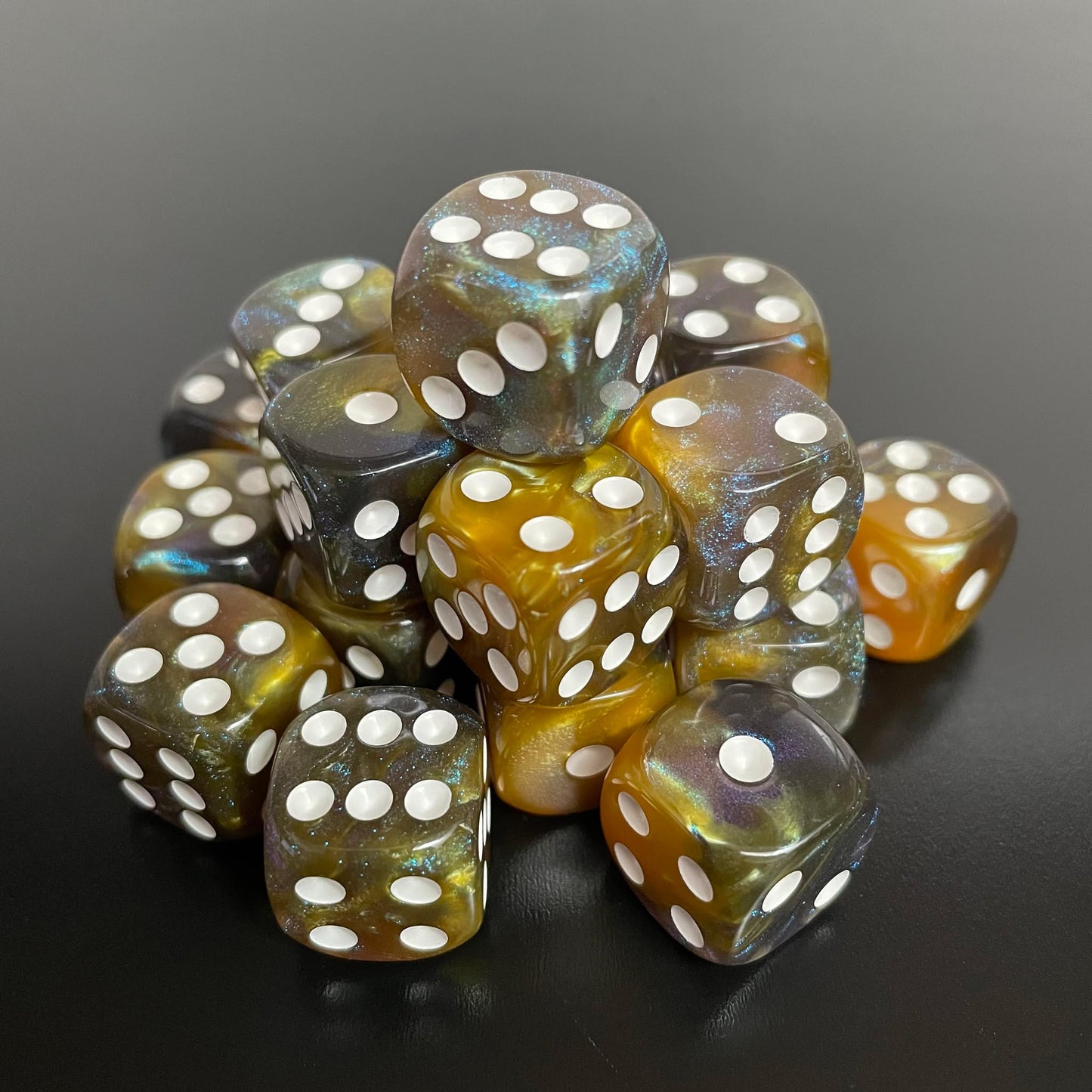 16mm Dice Glossy Pearl Yellow-Blue Opal (White pips)