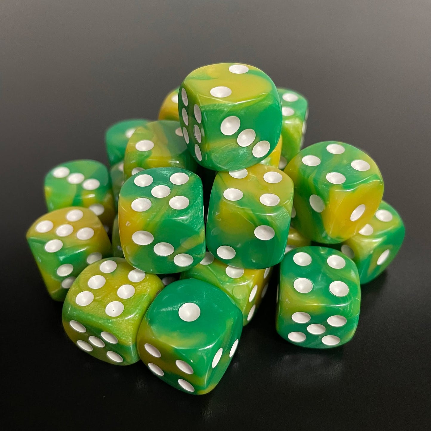 16mm Dice Glossy Pearl Yellow-Green (White pips)