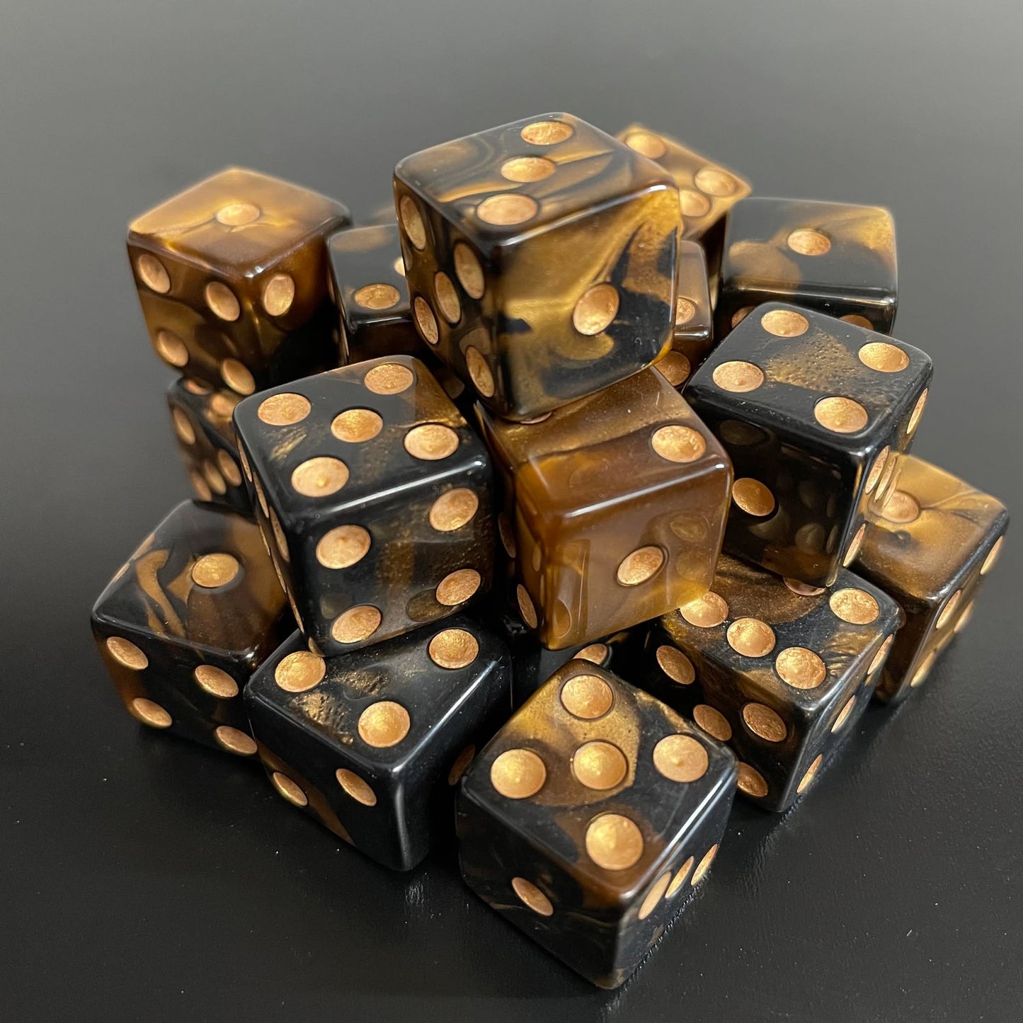 16mm Dice Square Pearl Black-Gold (Gold pips)