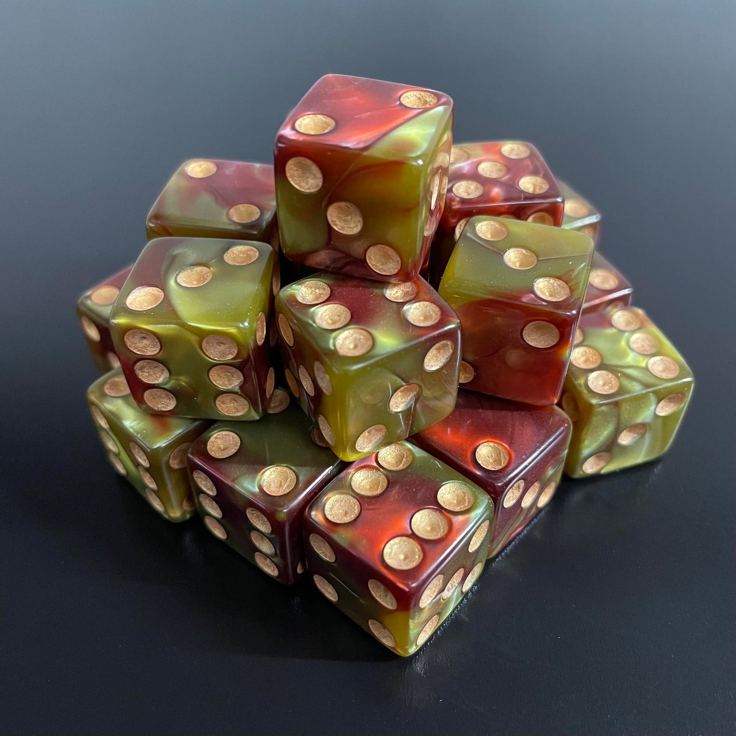 16mm Dice Square Pearl Copper-Red (Gold pips)