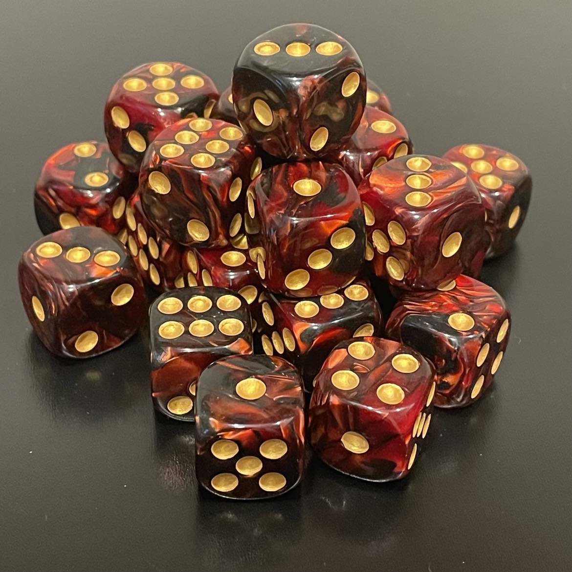 16mm Dice Pearl Black-Red (Gold pips)